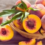 carbs in medium peach