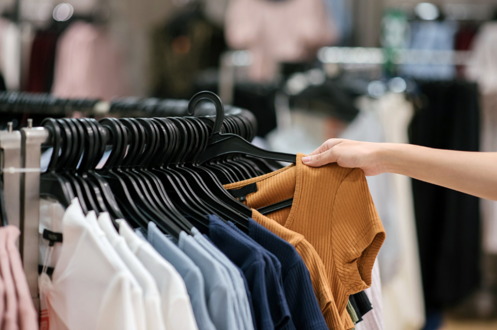 Vogue V1825 Misses' and Misses' Petite Top Pattern